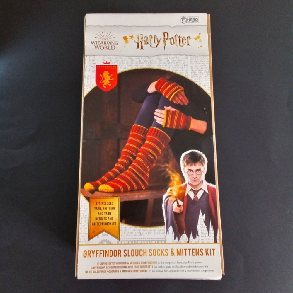 Harry Potter Gryffindor Slouch Socks & Mittens Knitting Kit Wizarding World NIP